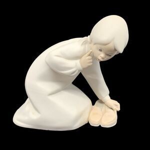Lladro Girl w/Slippers Matte Finish Porcelain Figurine #4523 by Vicente Martinez